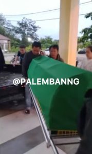 Buruknya Pelayanan RSUD Martapura Terpaksa Jenazah Dibawa Pakai Pick Up Oleh Keluarga Pasien Berduka