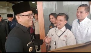 Bupati Teddy Ajak Wartawan Ciptakan Suasana Damai & Menghindar Ditanya Soal OTT KPK  